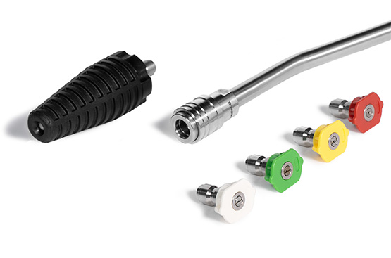 В комплектацию входит 4 быстросъемных насадки-форсунки и грязевая фреза: Красная форсунка — угол распыления 0° Жёлтая форсунка — угол распыления 15° Зеленая форсунка — угол распыления 25° Белая форсунка — угол распыления 40° Грязевая фреза — создает вращающуюся конусную струю