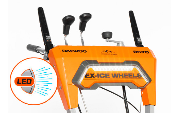 Яркая LED фара мощностью светового потока 280 лм обеспечивает освещение рабочей зоны перед снегоуборщиком, помогая работать в темное время суток.