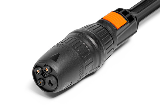 В комплект поставки входит уникальная четырехпозиционная моющая насадка. Помимо трех веерных режимов, она имеет функцию грязевой фрезы и подходит для широкого круга работ - от деликатной мойки до отбивания старой засохшей грязи. Переключение режимов осуществляется вращением насадки.