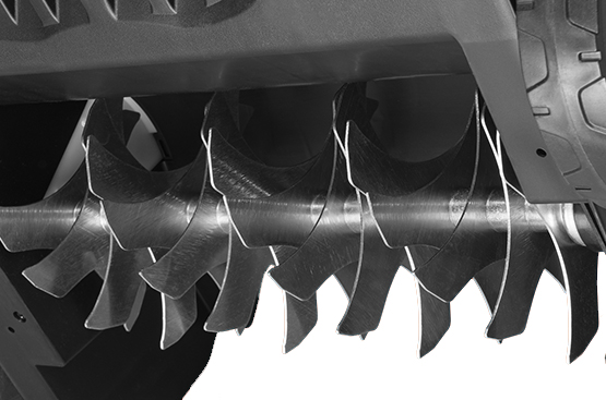 Вал с 16 ножами вычесывает мох, убирает сор и листву.