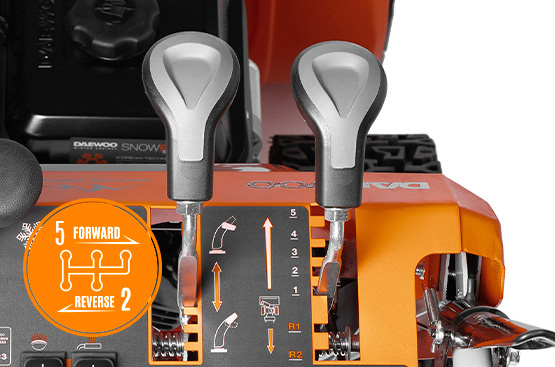 Система обеспечивает выбор скоростей: 5 скоростей вперед и 2 скоростей назад, в зависимости от высоты снежного покрова. Простая и одновременно надежная система перемещения фрикционного диска для изменения скорости.