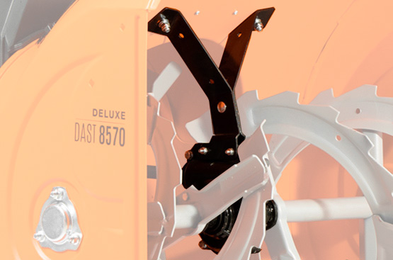 Усиленный редуктор с двумя дополнительными опорами передает до 95% крутящего момента двигателя. Срезные болты на шнеках защищают редуктор от перегрузок. Выходной вал редуктора крепится на подшипниках большого диаметра, что обеспечивает высокую устойчивость механизмов к вибрации и ударам.