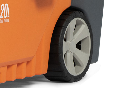 Прорезиненные колеса увеличенного диаметра обеспечивают легкое передвижение пылесоса по любому покрытию.