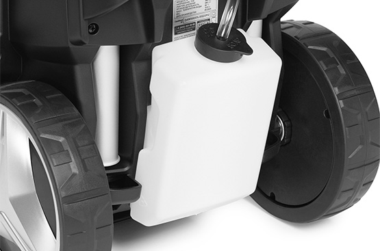 Емкость для моющих средств встроена в корпус мойки, благодаря чему нет необходимости останавливать работу для смены насадок.